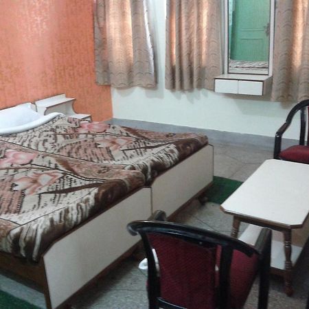 Radiant Ymca Tourist Hostelバラナシ 部屋 写真